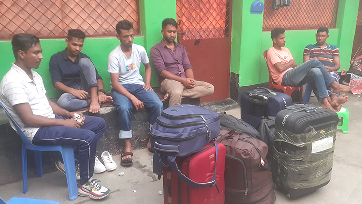 Six youths have been detained at the airport on false visas and have been held at the residence of a broker for six days. 1 Six youths have been detained at the airport on false visas